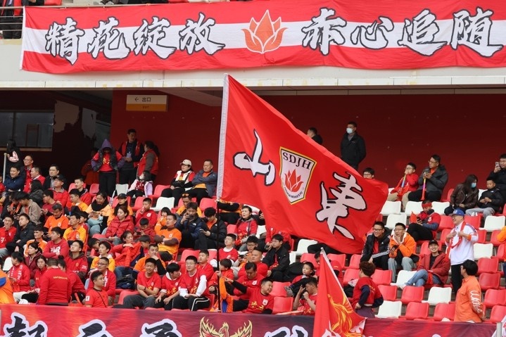 主場上萬名球迷的吶喊助威，給山東體彩女足征戰(zhàn)女超增添了能量與動(dòng)力