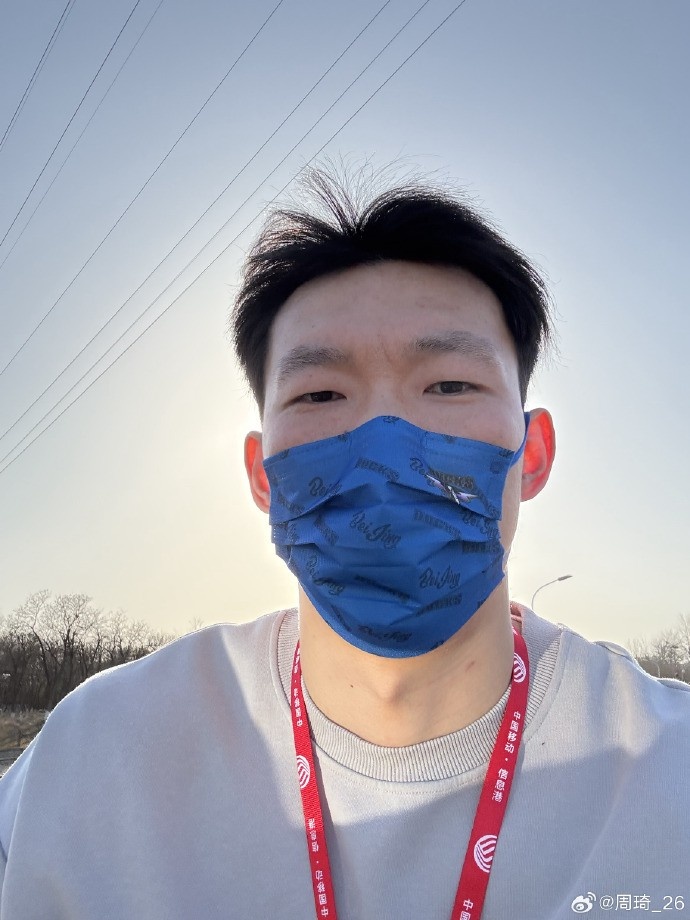 悠閑！周琦騎京牌電動車出行：太陽出來了 開京牌兜兜風(fēng)！