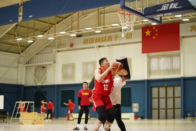 中國籃球之隊官博：大塊頭 大能量 祝李炎哲25歲生日快樂！