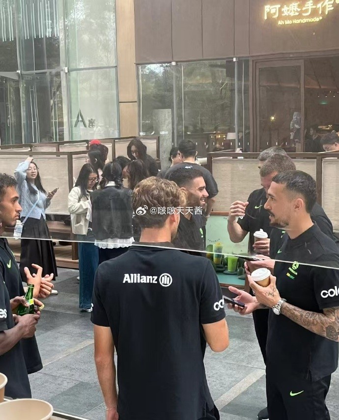 松弛感拉滿！澳大利亞隊員在杭州街頭喝奶茶