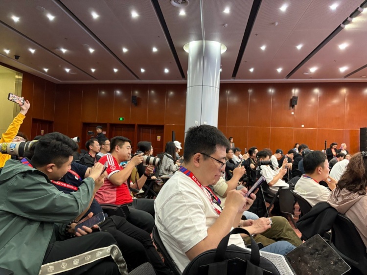 萬眾矚目！記者擠滿國足賽前新聞發(fā)布廳，賽場記者預(yù)計超300人