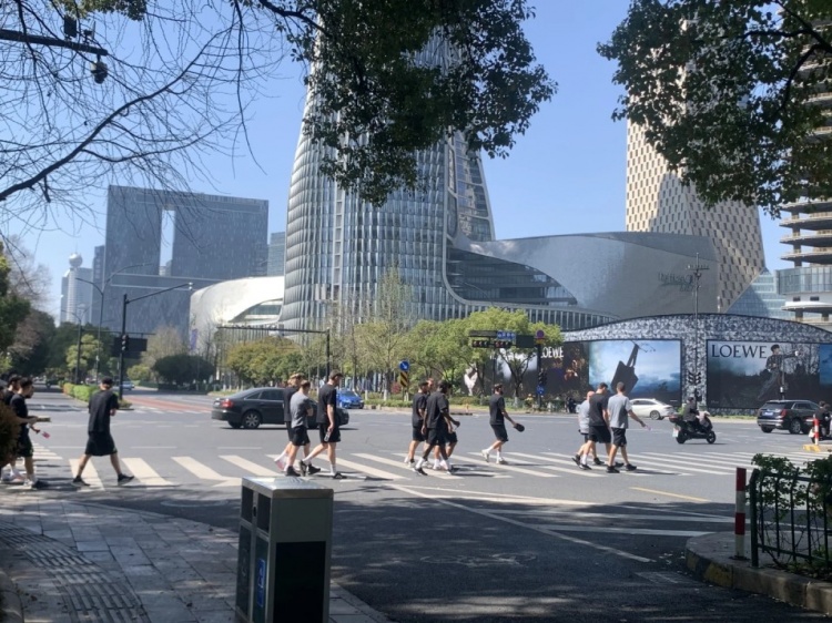 心態(tài)放松，有網(wǎng)友拍到澳大利亞隊早上在萬象城citywalk