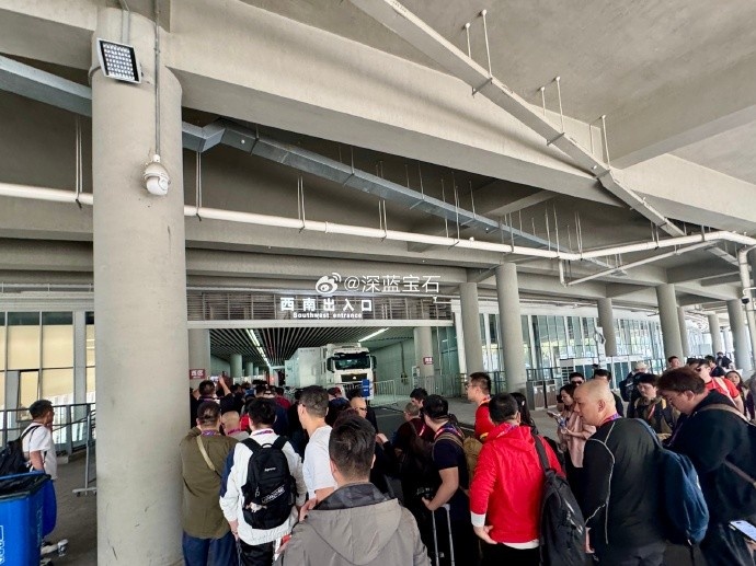 盛況空前！記者曬照：距離中澳之戰(zhàn)還有三小時(shí)，現(xiàn)場(chǎng)記者已超百名
