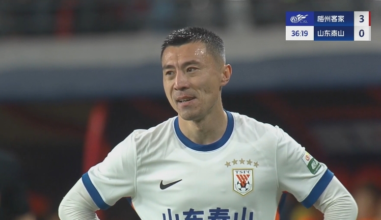 34分鐘0-3落后！36歲鄭錚苦笑36歲大雷沮喪 替補席黃政宇神態(tài)輕松