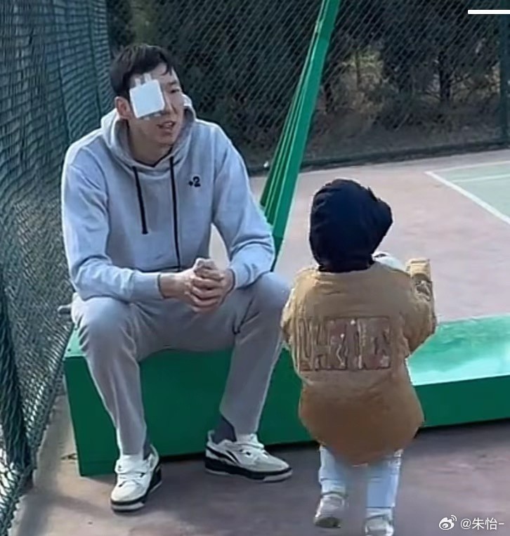 顧家好男人！記者曬出周琦手術后回歸家庭帶娃照片