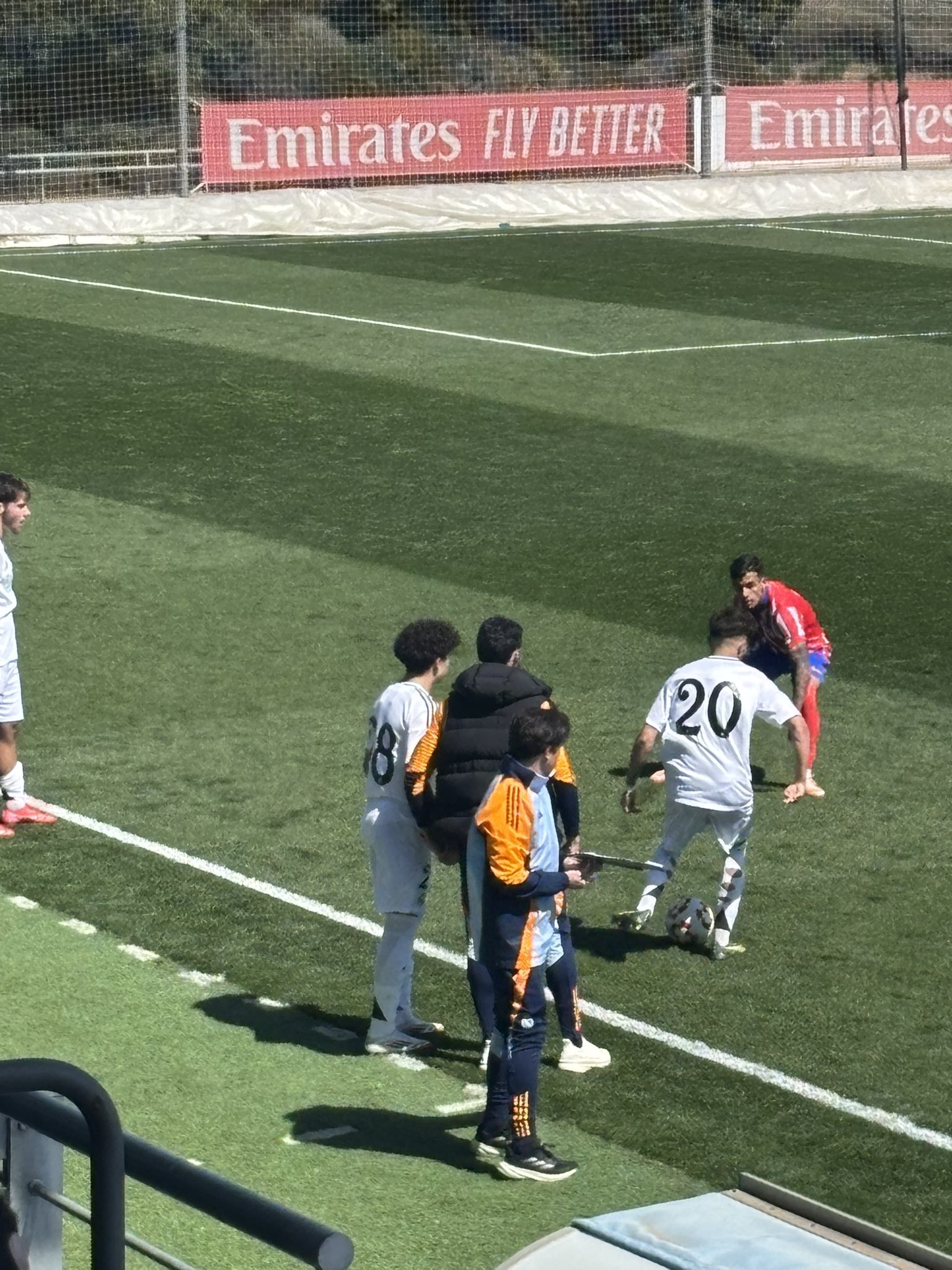 天賦滿滿！馬塞洛15歲兒子恩佐皇馬U19首秀，登場(chǎng)5分鐘腳后跟助攻