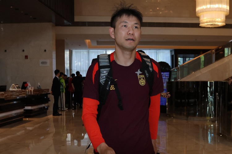 李源一3次助攻位居助攻榜榜首，李璇：再看伊萬發(fā)言覺得有種錯(cuò)亂